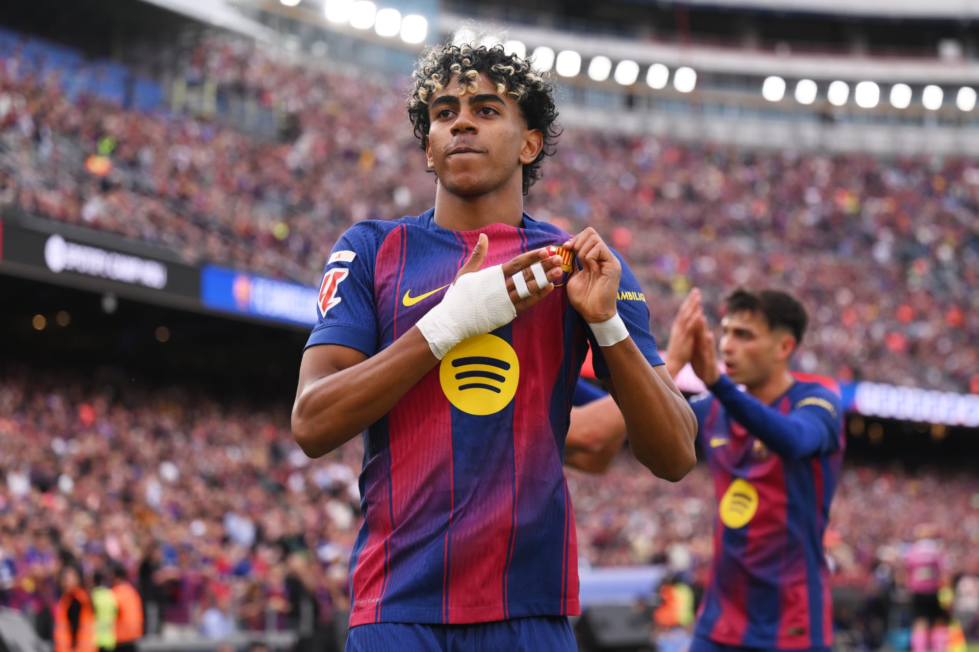 عقوبة قاسية تلاحق مشجع أتلتيكو مدريد بسبب إهانات عنصرية ضد لامين يامال