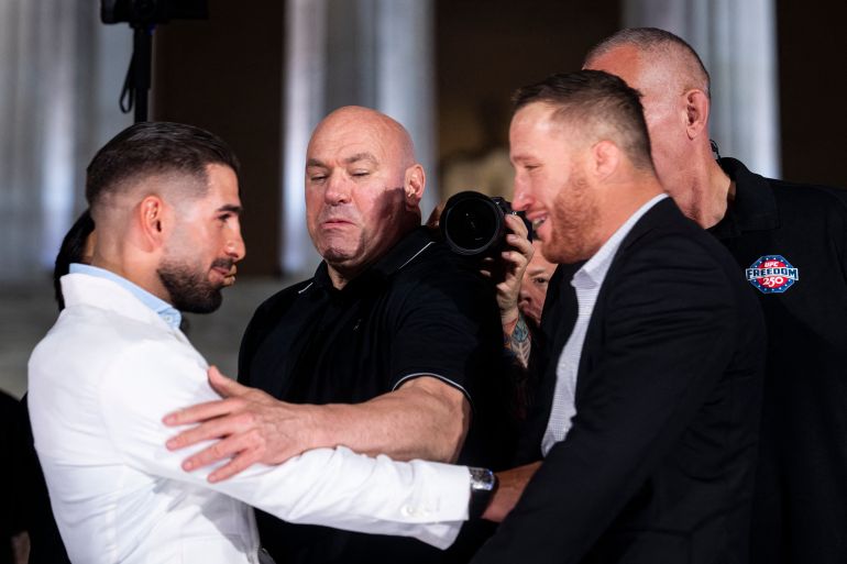 توبوريا يفاجئ غيثجي بدفعة قوية خلال المواجهة المباشرة في المؤتمر الصحفي لعرض UFC White House