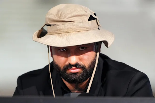 جوش هوكيت يثير الفوضى مجددًا في مؤتمر UFC بالبيت الأبيض.. وتوبوريا ينفجر غضبًا: ”أغلقوا ميكروفونه!”