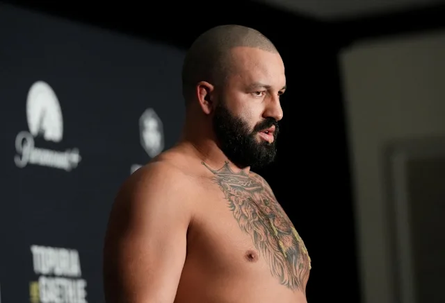 جوش هوكيت يخطف الأضواء بمشهد كوميدي غريب في ميزان UFC White House