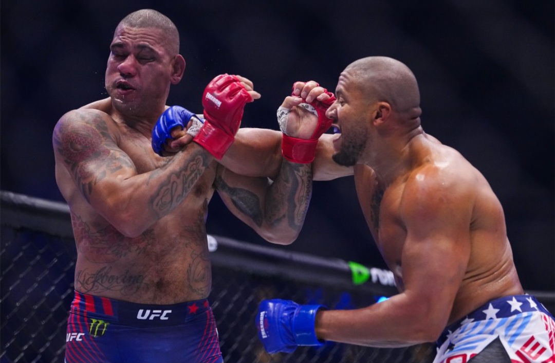 سيريل غان يصعق أليكس بيريرا ويُتوج باللقب المؤقت للوزن الثقيل في UFC White House
