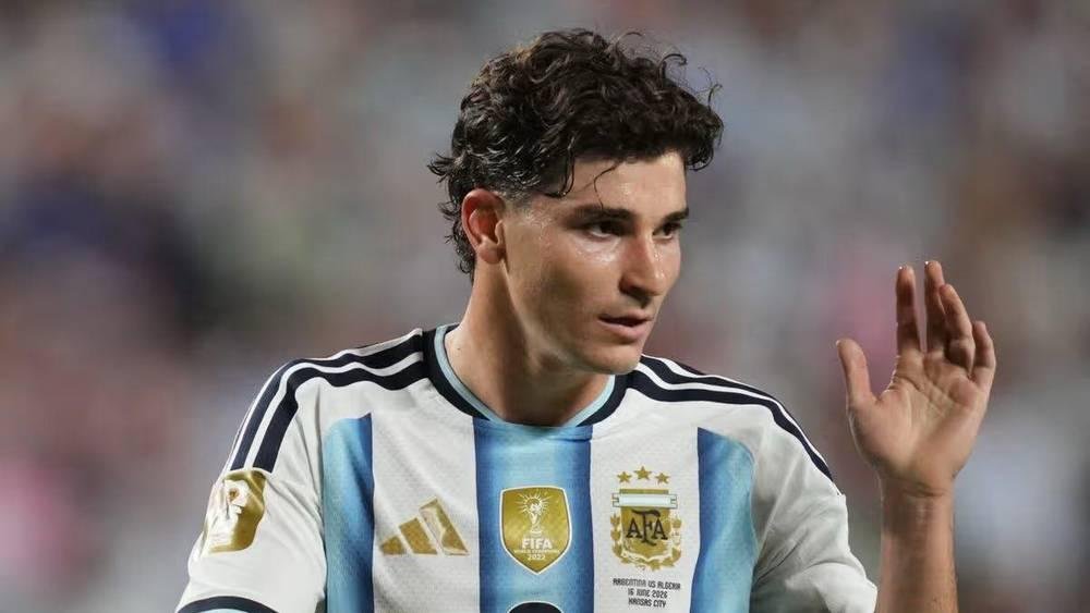 ألفاريز يفجّر أزمة كبرى في مدريد.. رغبة معلنة بالرحيل وبرشلونة يترقب
