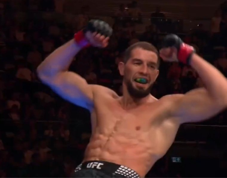 أبوس ماجوميدوف يبدع في UFC Baku ويطالب بنزال أمام إسرائيل أديسانيا