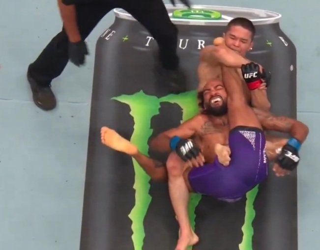 أساو ألماباييف يدخل التاريخ في UFC Baku بإخضاع نادر جدًا