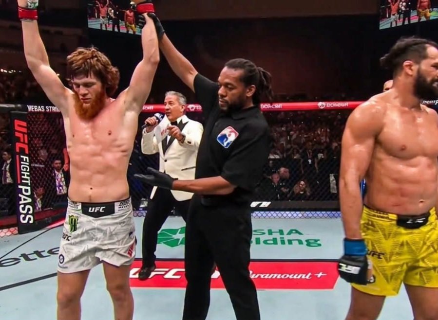 شرف الدين محمدوف يهزم ميشيل بيريرا بالإجماع في نزال مثير بـ UFC Baku