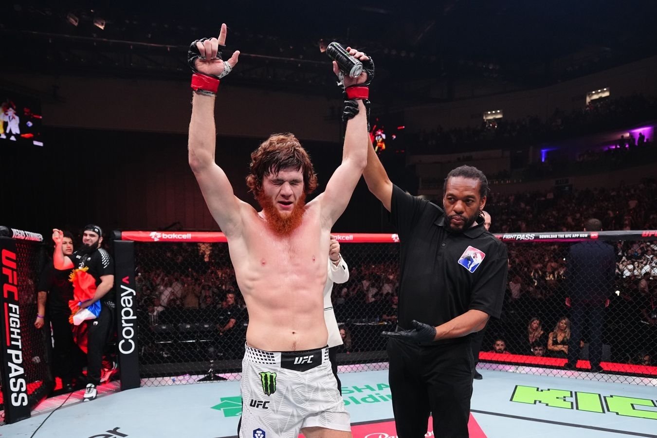 أليكس بيريرا يواصل هجومه على الحكم هيرب دين بعد الجدل التحكيمي في UFC Baku