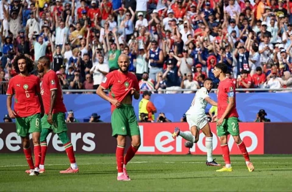 الصحف المغربية تنقسم بعد الخروج أمام فرنسا.. إشادة بمشوار “أسود الأطلس” وانتقادات لأداء ربع النهائي