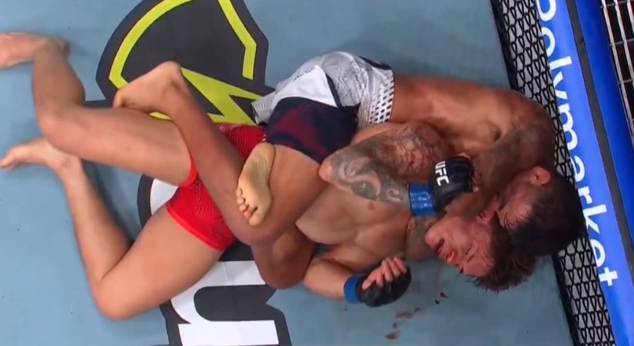 براندون رويفال ينتزع فوزًا مثيرًا بإخضاع لونير كافانا في نزال ملحمي ضمن UFC 329