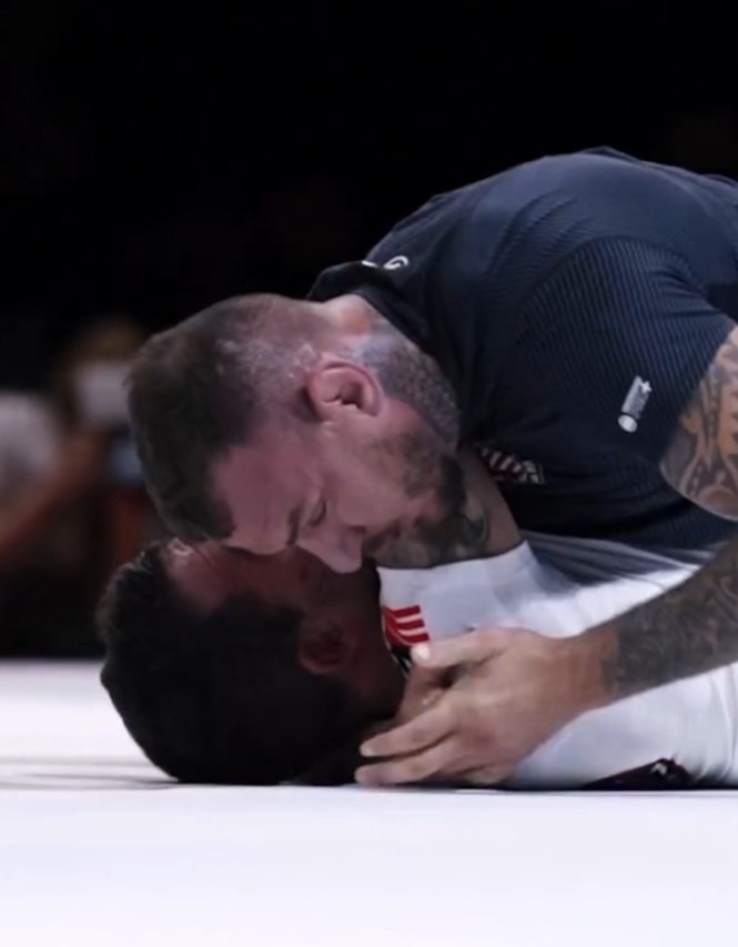 مويكانو يُخضع بطل بيلاتور السابق في أقل من 4 دقائق قبل نزاله المرتقب في UFC 331