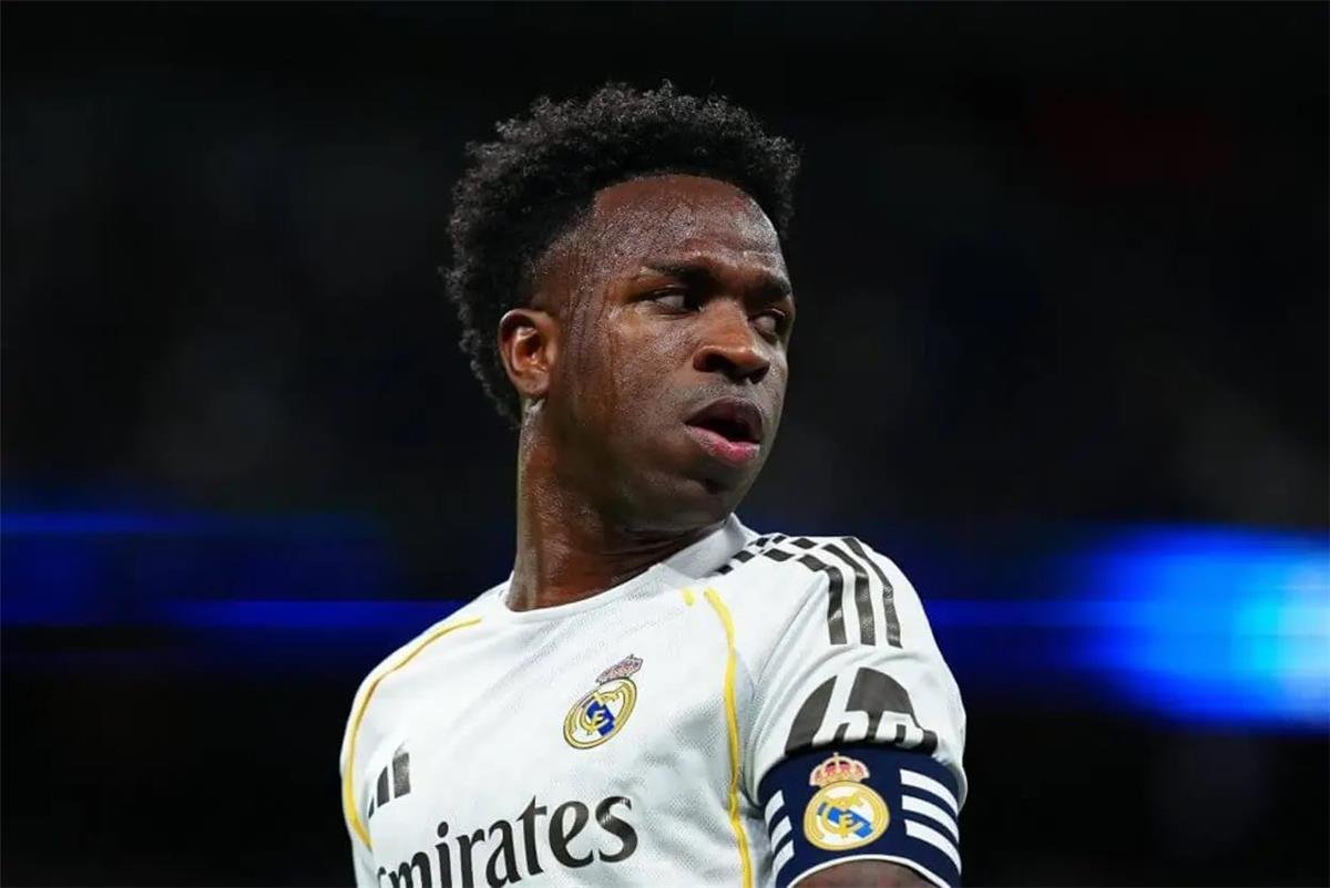 اجتماع حاسم بين فينيسيوس وريال مدريد يحسم مستقبله.. التجديد أو الرحيل