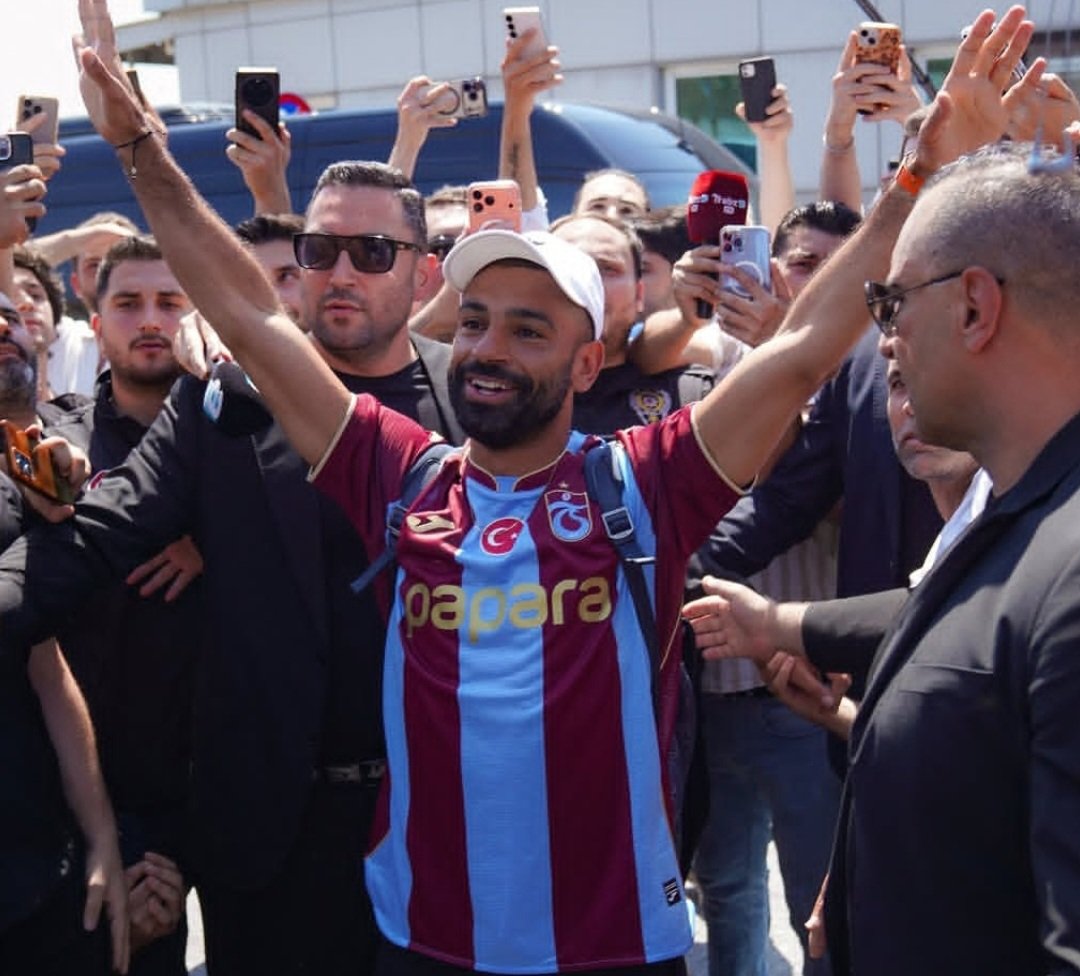 استقبال أسطوري لمحمد صلاح في تركيا.. جماهير طرابزون سبور تشعل الأجواء قبل التوقيع الرسمي
