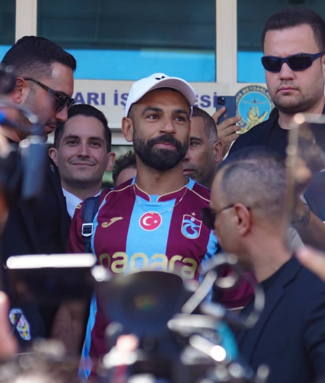 محمد صلاح يذهل باستقبال جماهير طرابزون: لم أرَ شيئًا كهذا في حياتي
