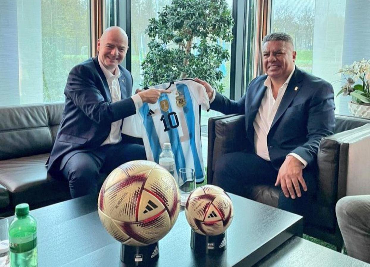 الاتحاد الأرجنتيني يجدد دعمه لإنفانتينو رغم تصعيد كونميبول ضد رئيس “فيفا”