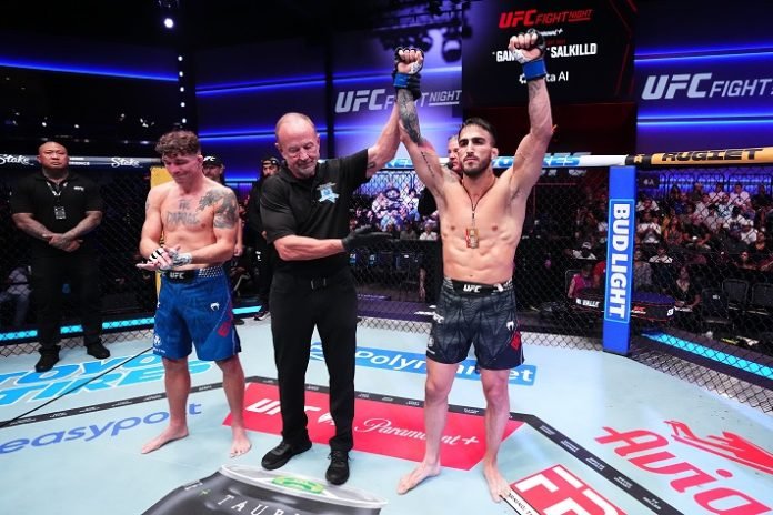 يادير ديل فالي ينهي مسيرة دارين إلكنز بانتصار قاسٍ في UFC Vegas 120