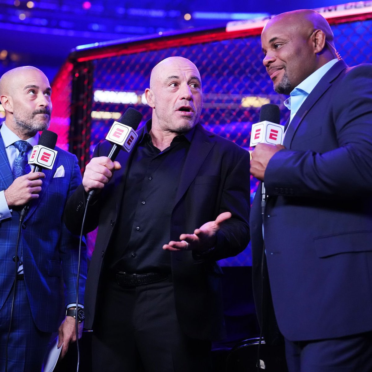 UFC يعلن عن طاقم التعليق والتغطية لعرض UFC 330 قبل الحدث المرتقب