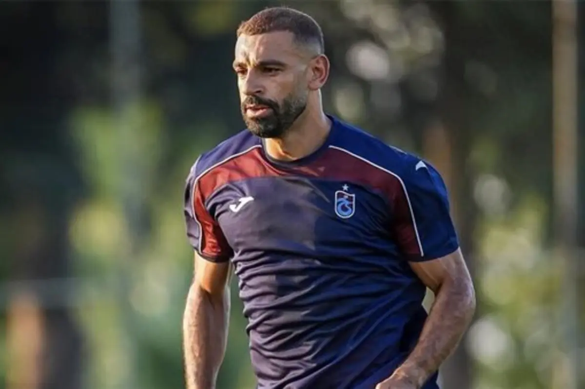 محمد صلاح على دكة البدلاء في مباراة طرابزون سبور وقاسم باشا