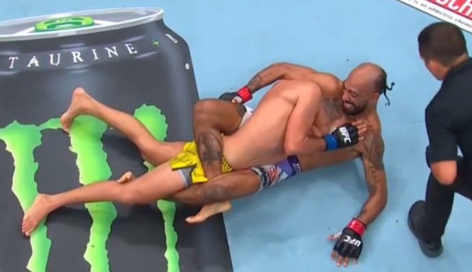 تشارلز جونسون يباغت إدواردو تشابولين بإخضاع نادر في UFC 330