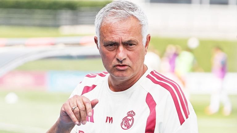 مورينيو يحسم الجدل حول فشل صفقة رودري: «ريال مدريد لا ينتظر المترددين»