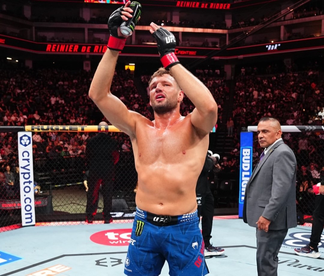 سيطرة وضربات أرضية.. دي ريدر يتألق في ظهوره الأول بوزن الخفيف الثقيل في UFC Sacramento