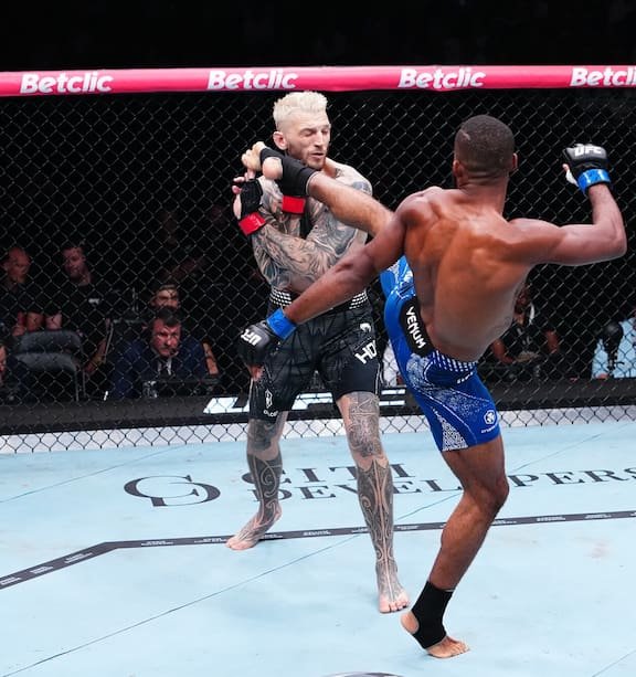مقاتلو UFC يتفاعلون مع الضربة القاضية المدوية لصلاح الدين بارناس في UFC Paris
