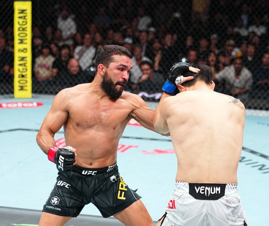 باتريسيو بيتبول يسحق دو هو تشوي ويحقق انتصاره الأول بالضربة القاضية في UFC