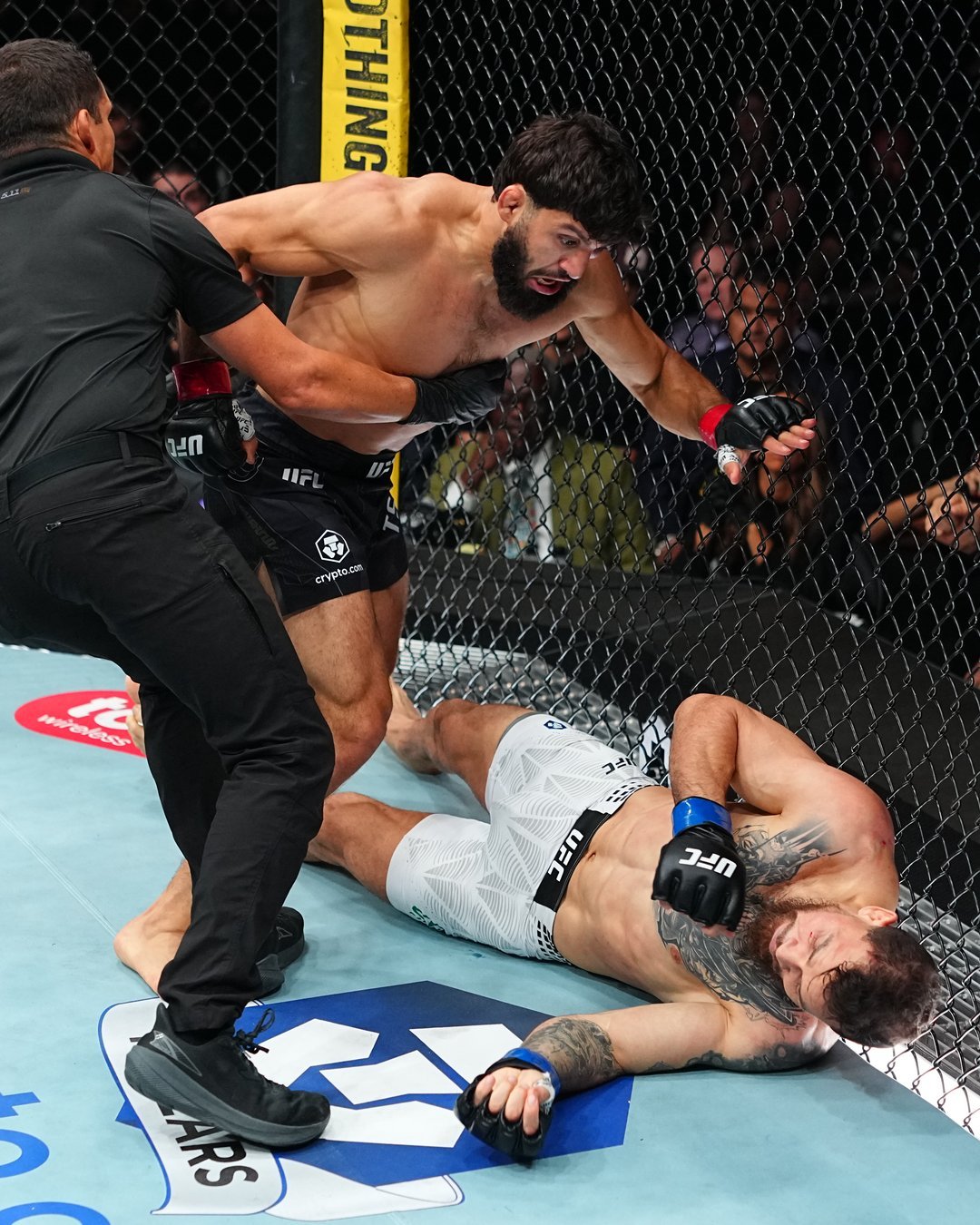 ضربة مرفق تحسم كل شيء.. تساروكيان يسقط روفي في UFC 331