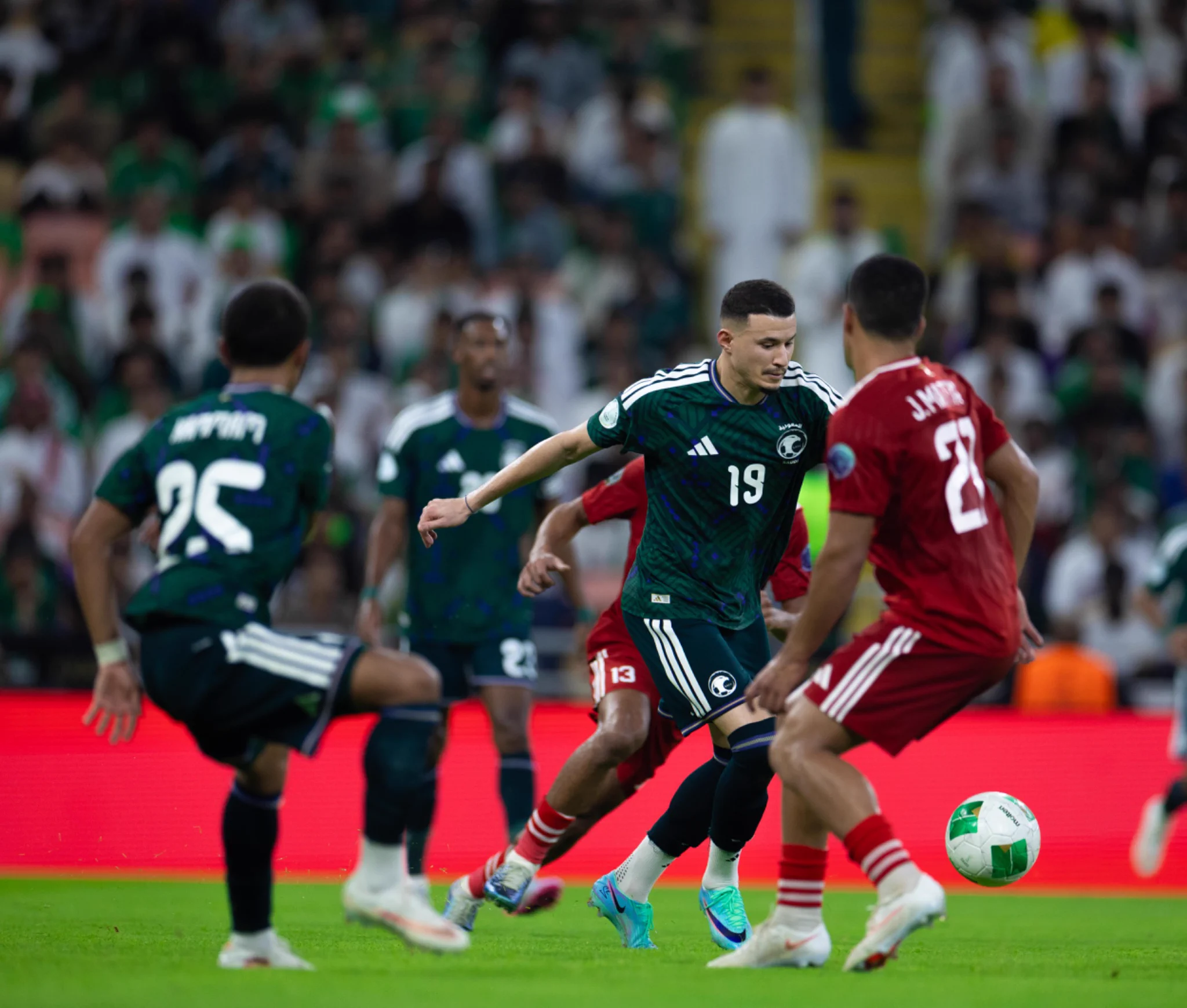 عندما يتحول «الأخضر» إلى ساحة صراع بين جماهير الهلال والنصر