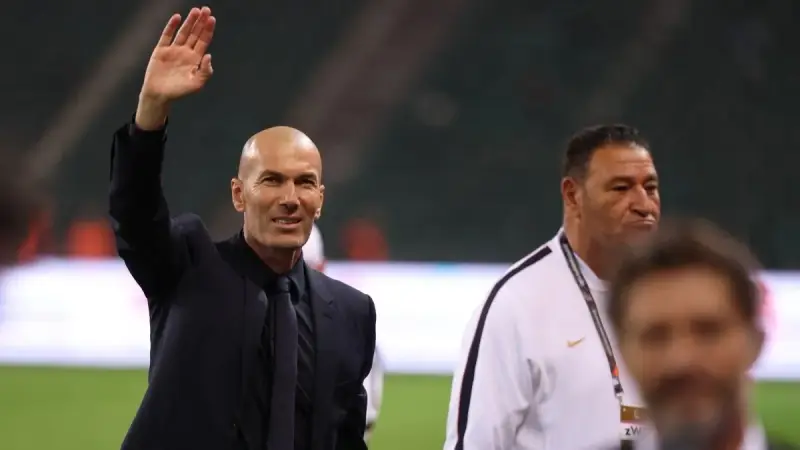 زيدان يعود إلى منتخب فرنسا بعد 20 عامًا ويحقق إنجازًا تاريخيًا من مباراته الأولى