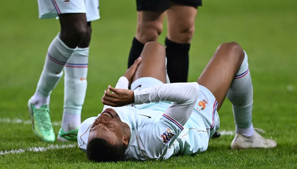 إصابة مبابي تثير قلق ريال مدريد قبل شهر من الكلاسيكو
