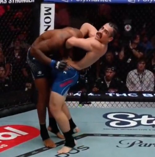 لويس هيرنانديز يخطف أول انتصار له في UFC بعد أقل من دقيقة في UFC Vegas 121