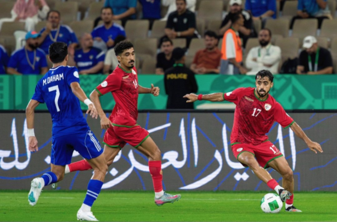 العراق يخسر أمام السعودية وعُمان تهزم الكويت.. والقرعة تحسم بطاقة نصف النهائي