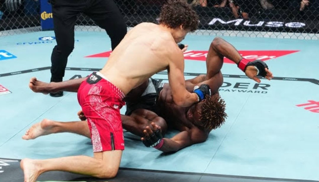 رومان كوبيلوف يفجر مفاجأة مدوية ويسقط أتيبا غوتييه بالضربة القاضية في UFC 332