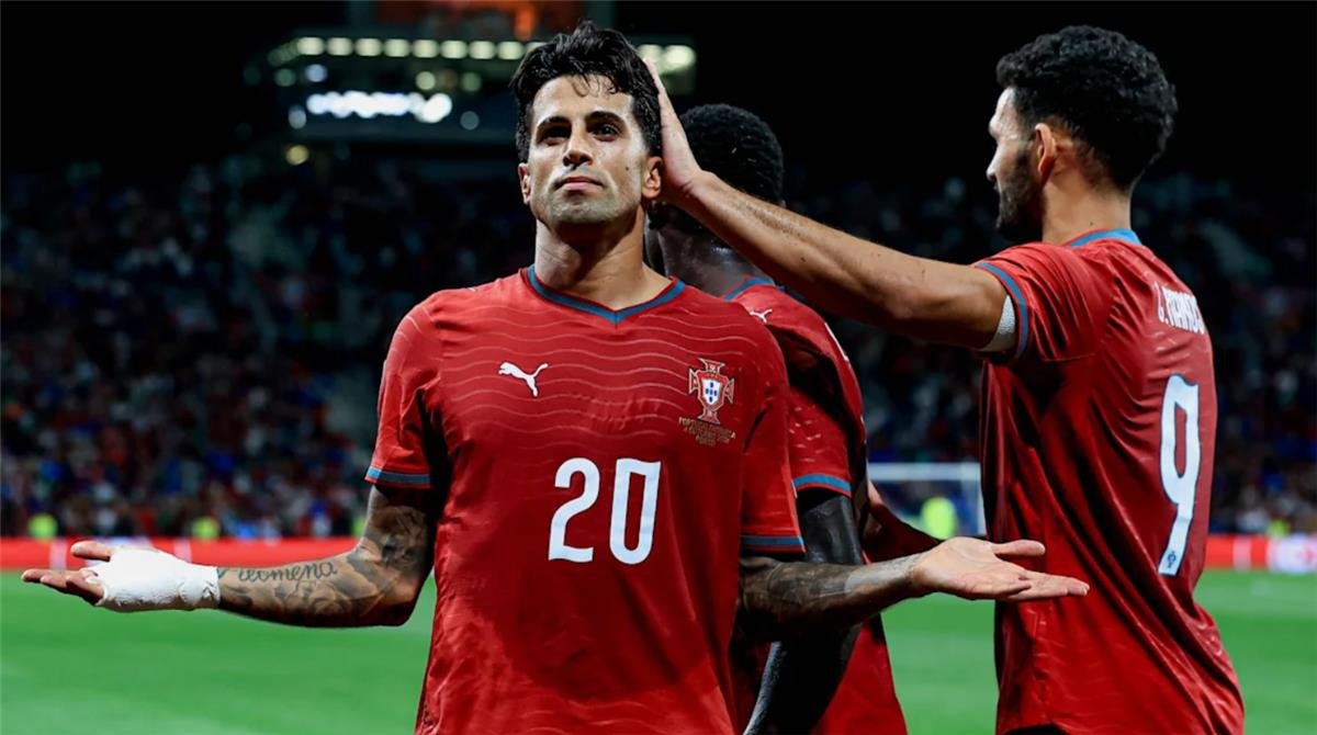 كانسيلو يحسم موقفه من عودة رونالدو إلى منتخب البرتغال