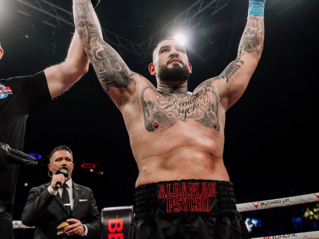 نجم WWE السابق يفتح النار على ريكو فيرهوفن ويهدد بن روثويل