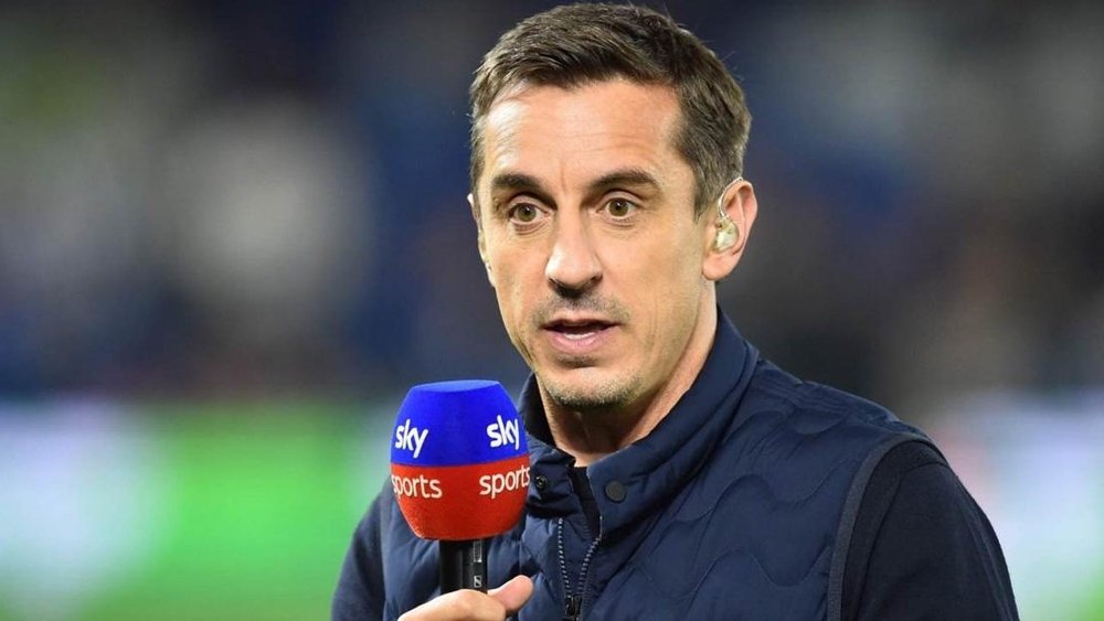 جاري نيفيل يحذر من تتويج مانشستر سيتي بالدوري وسط أزمته المالية