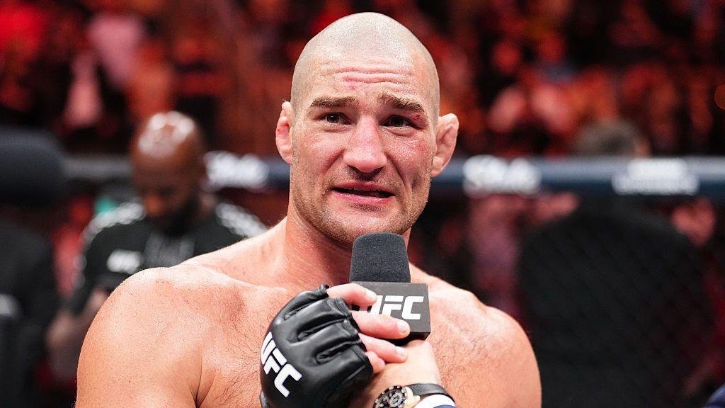 شون ستريكلاند يهدد بالتخلي عن لقب UFC بسبب خلافه على المستحقات المالية