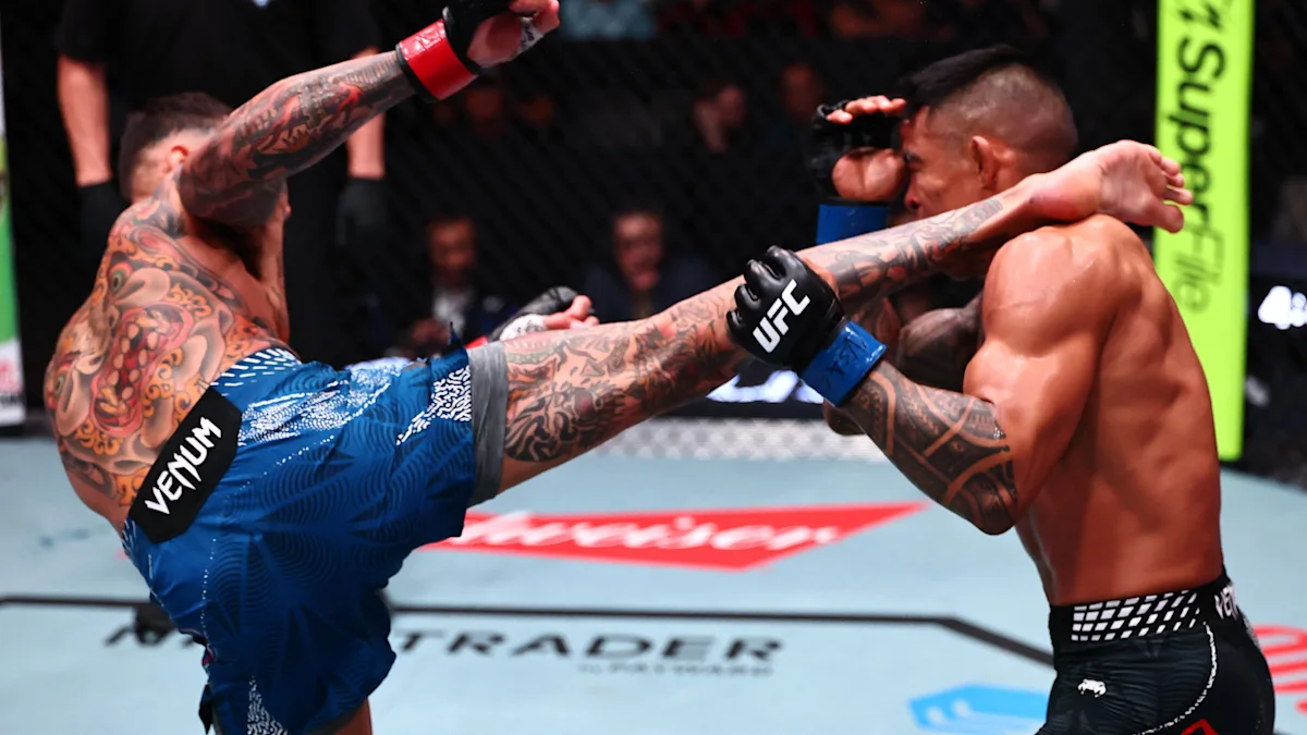 أندريه فيلي يوجه ركلة رأس مدمرة ويحقق ضربة قاضية مذهلة في UFC Vegas 122