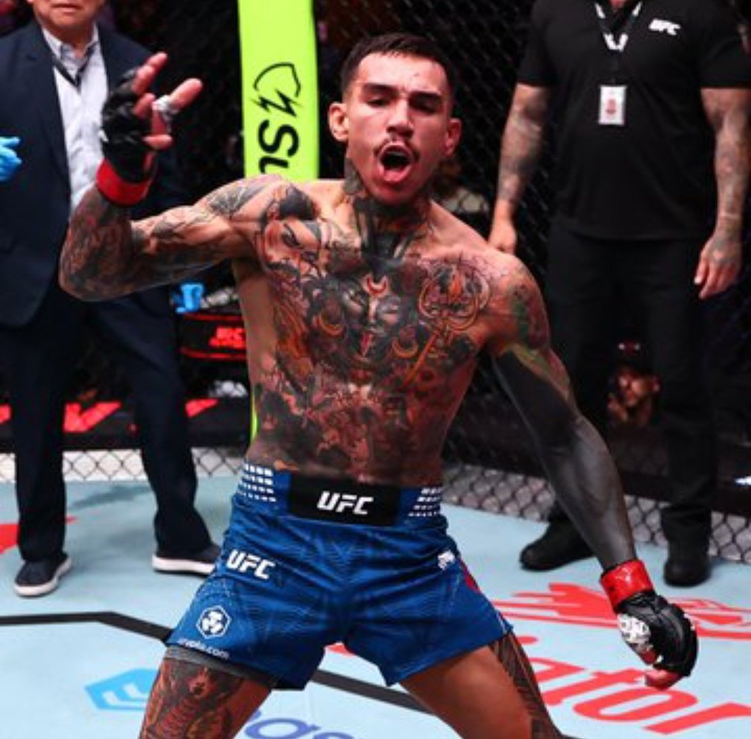 أندريه فيلي يكشف سبب امتناعه عن توجيه ضربة إضافية لمنافسه بعد الضربة القاضية في UFC Vegas 122