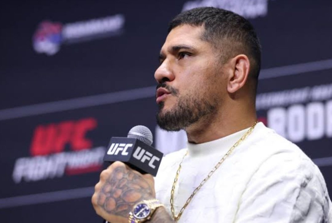 بيريرا ينتقد دانيال كورمييه ويتهم UFC بمحاولة إقناع الجماهير بنزال غان وهوكيت