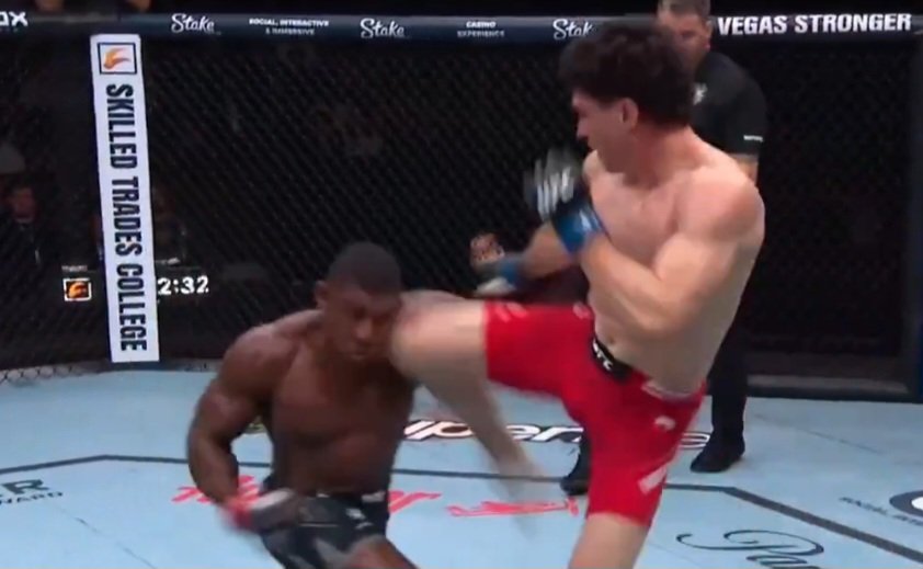 مايك مالوت يُسقط خواكين باكلي بالضربة القاضية في UFC Edmonton