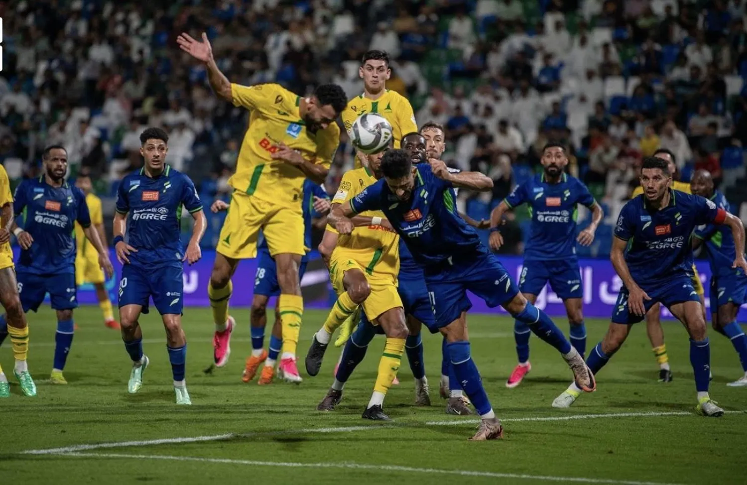 الخليج يقلب الطاولة على الفتح بثلاثية قاتلة في دوري روشن
