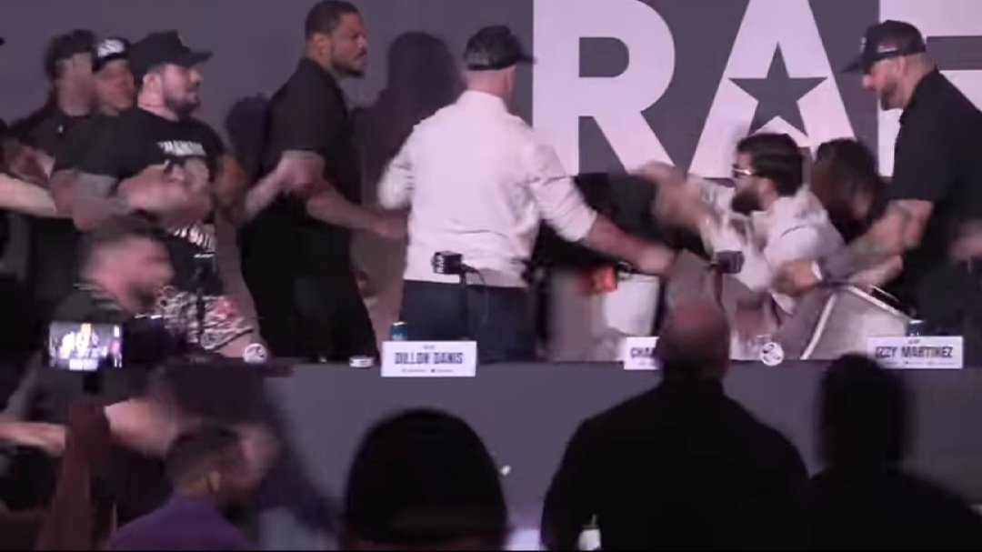 شجار عنيف بين أرمان تساروكيان وديلون دانيس في مؤتمر RAF 14 بسبب حمزة شيماييف