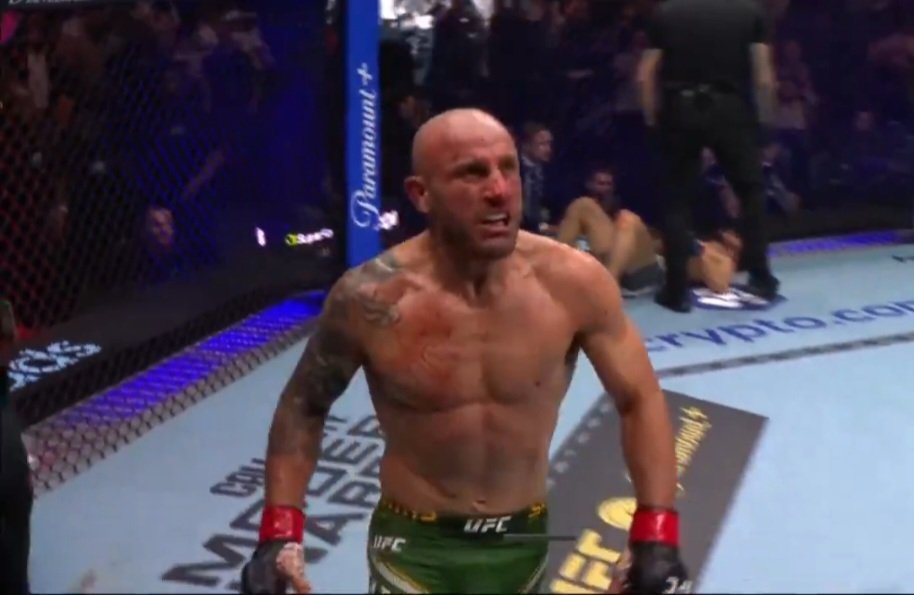 فولكانوفسكي يُنهي إيفلويف بوابل من الضربات الأرضية في UFC 333