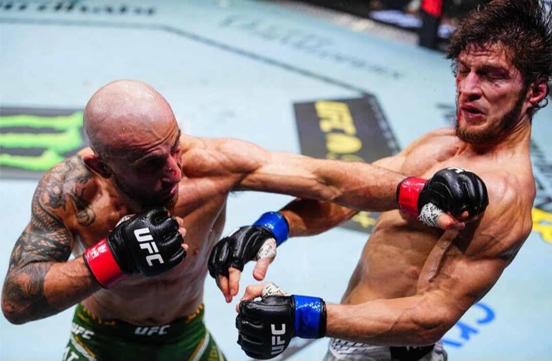 ألكسندر فولكانوفسكي يُسقط موفسار إيفلويف بالضربة الفنية القاضية ويحافظ على لقب UFC 333