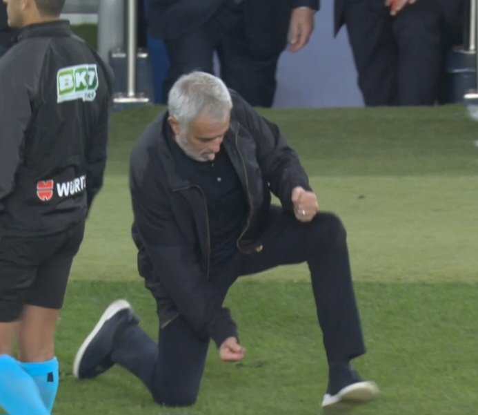 مورينيو يحتفل بانتصار ريال مدريد على برشلونة بطريقة تستحضر ماضيه في كامب نو