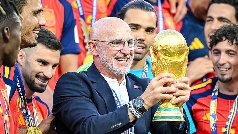 لويس دي لا فوينتي يفوز بجائزة أفضل مدرب في العالم لعام 2026